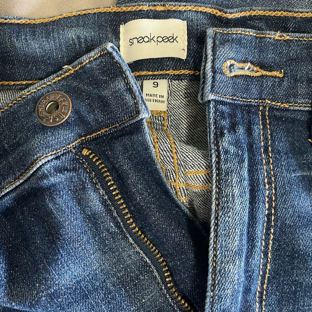 A classic mid rise pair of skinny jeans.